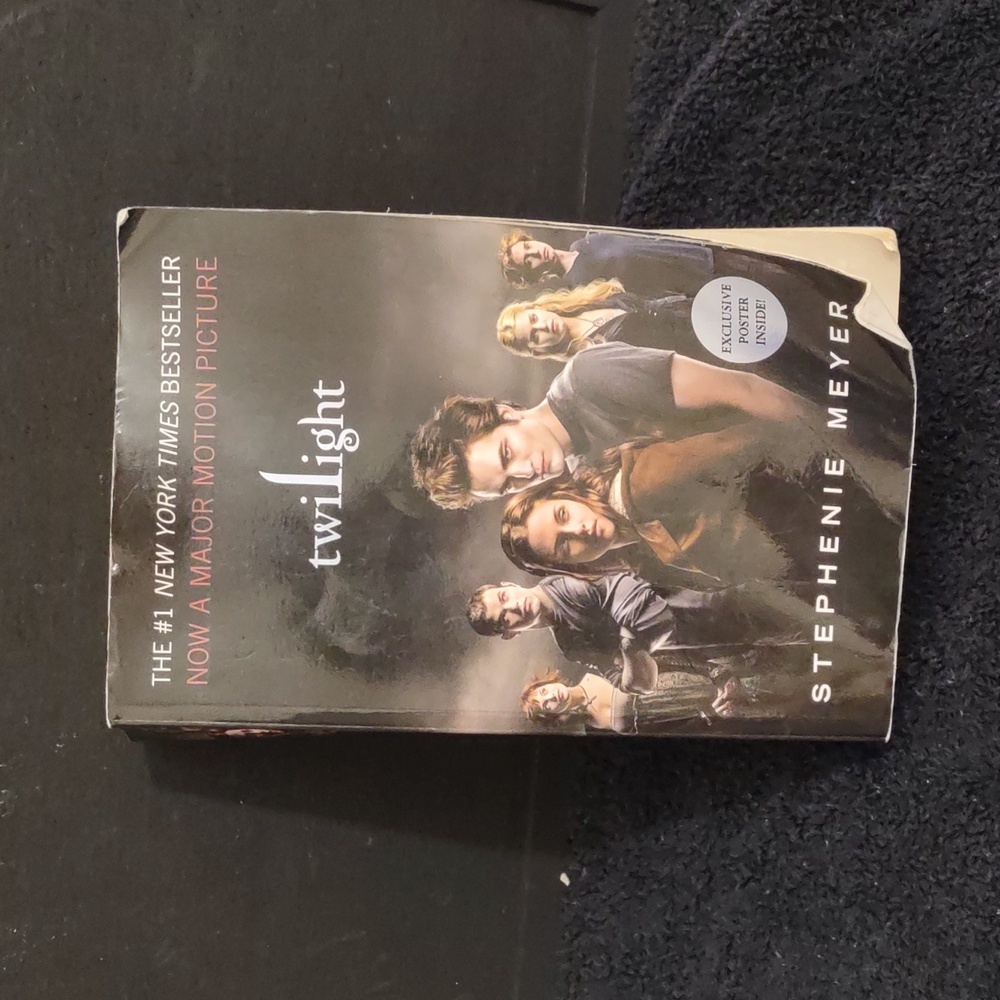 USED TWILIGHT PAPER BACK BOOK BOOK HAS STAINS ON THE FIRST 6 PAGES